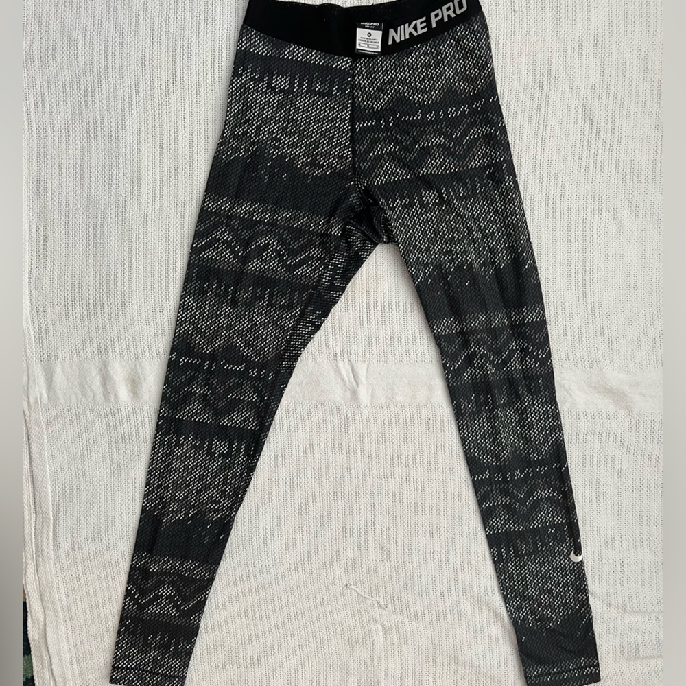 Nike pro leggings black and white